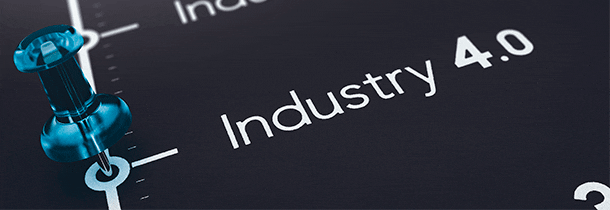 A imagem mostra uma superfície preta, na qual está escrito em letras brancas: “Industry 6.0”, “Industry 5.0” e “Industry 4.0”, com uma linha do tempo à esquerda do texto e um pino azul ao lado de “Industry 4.0”.
