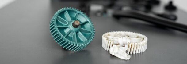 A imagem mostra peças de manutenção industrial, uma quebrada e uma nova.